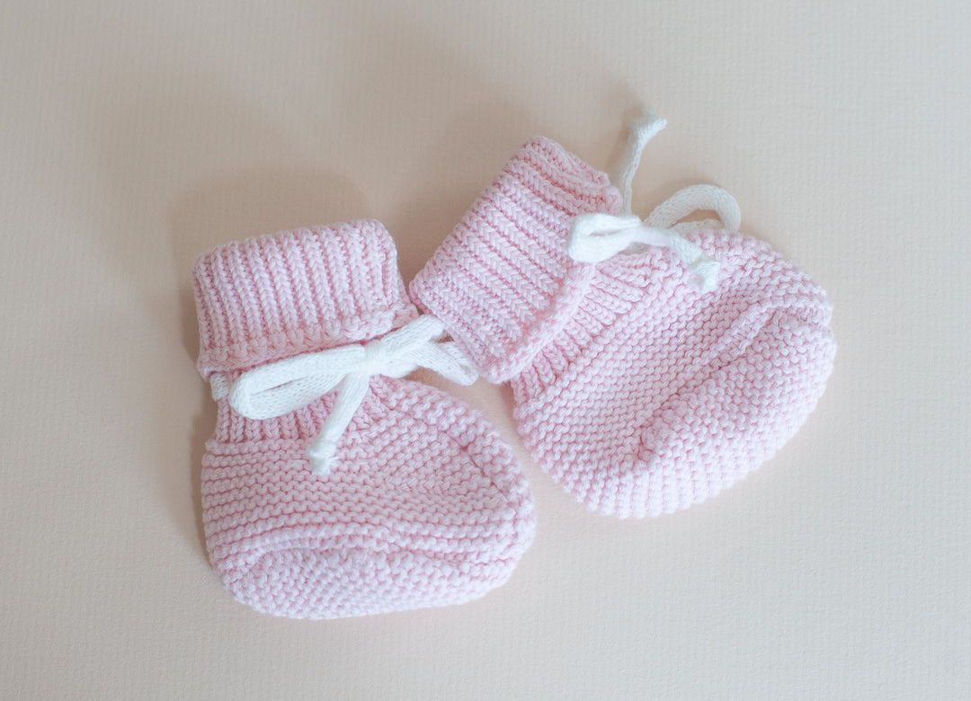 Knit Booties with white tie in Pink